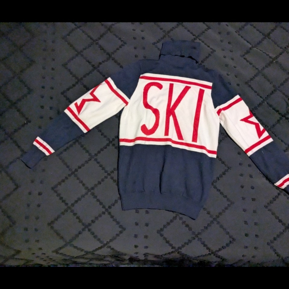 Stylish Turtleneck Ski Sweater - Navy and White
